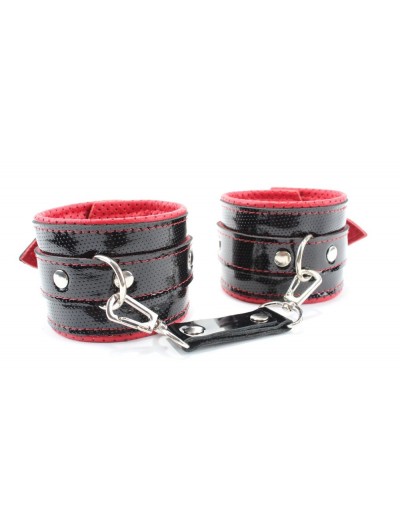 Лаковые чёрно-красные перфорированные наручники