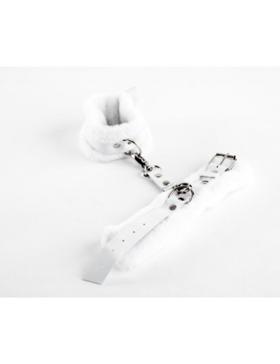 Белые кожаные наручники с нежным мехом