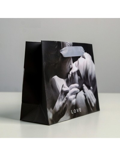 Маленький бумажный подарочный пакет LOVE - 15 х 12 см.