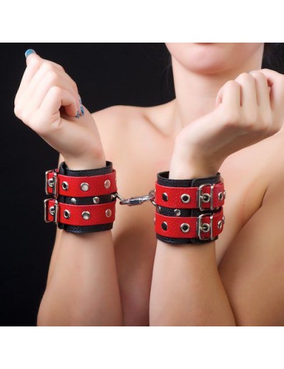 Красно-чёрные наручники из кожи