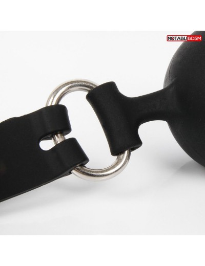 Черный силиконовый кляп-шарик с отверстиями на регулируемом ремешке