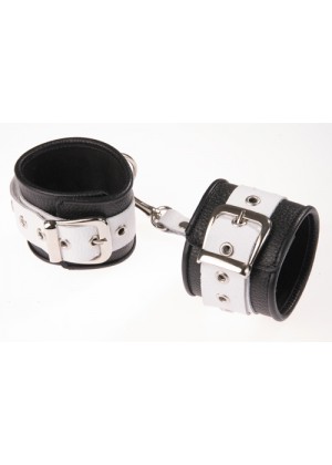 Чёрно-белые кожаные наручники с ремешком с двумя карабинами